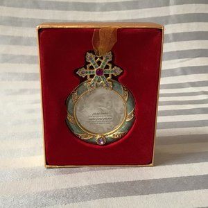 Christmas Photo Round Snowflake Frame Ornament Collectible - new in Box